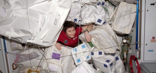 Samantha Cristoforetti fra il materiale da riportare a terra con Dragon SpX-6. Credit: ESA/NASA