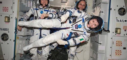 Samantha Cristoforetti con il suo equipaggio in preparazione al rientro della Soyuz TMA-15M poi rimandato. Credit: ESA/NASA