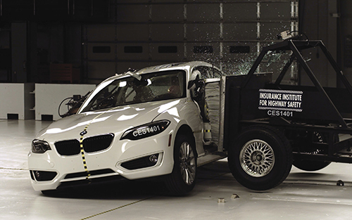 Un crash test in cui sia l'automobile che la piattaforma che causa l'impatto sono dotate delle videocamere di IDT. Fonte: NASA