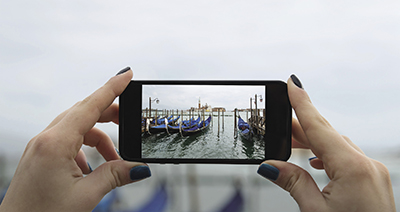 Le fotocamere degli smartphone sono state l'elemento trainante per la produzione in massa dei sensori Active Pixel Sensors (APS). Fonte: NASA
