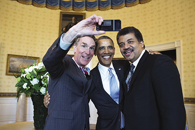 Il fenomeno dei selfie è nato con la diffusione delle videocamere integrate negli smarphone. Qui l'ex Presidente Barack Obama insieme ai divulgatori Bill Nye a sinistra e Neil deGrasse Tyson a destra. Fonte: NASA - Casa Bianca