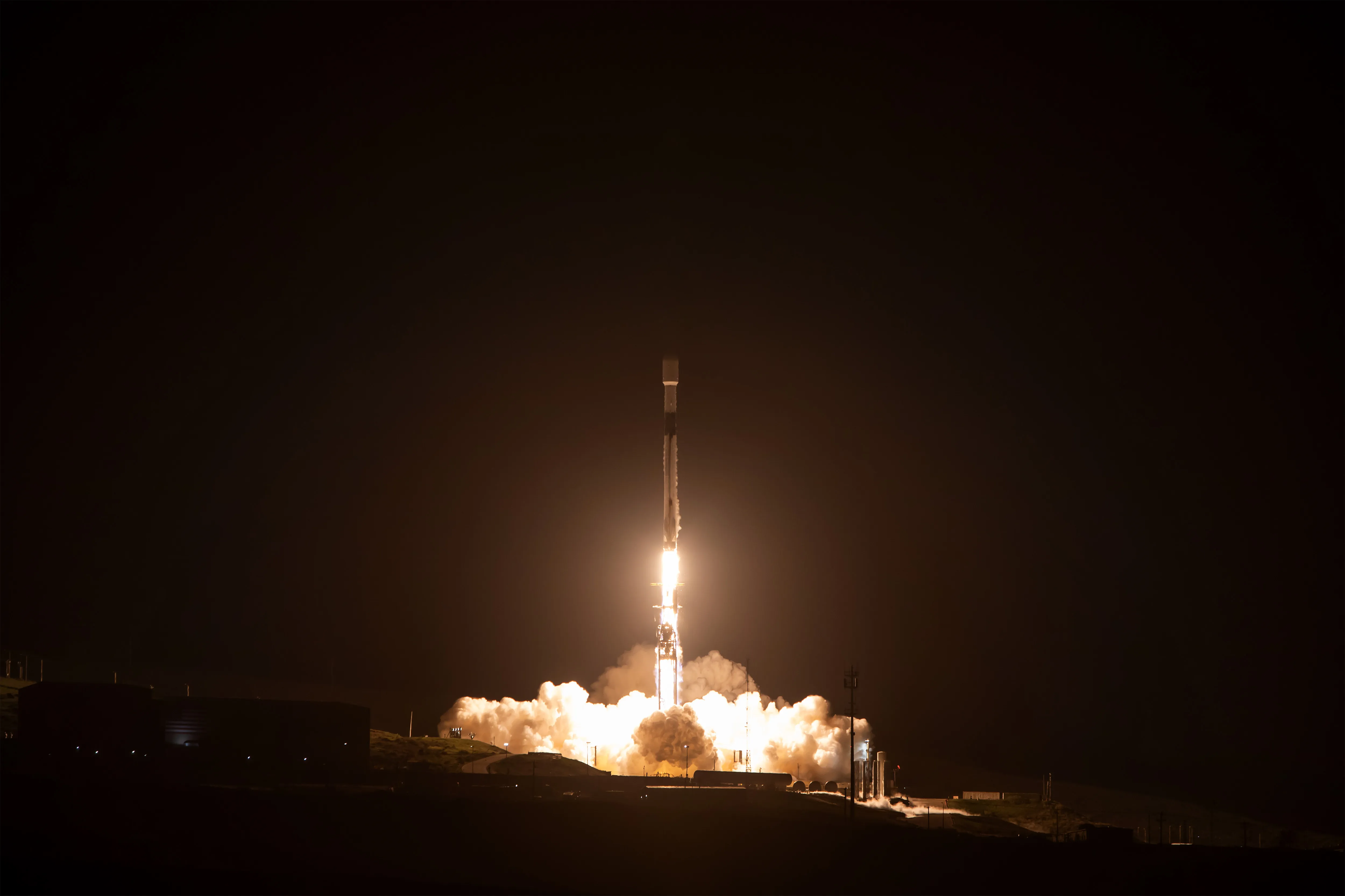 L'osservatorio SPHEREx (Spectro-Photometer for the History of the Universe, Epoch of Reionization and Ices Explorer) e il satellite PUNCH (Polarimeter to Unify the Corona and Heliosphere) della NASA decollano su un razzo SpaceX Falcon 9 dalla base spaziale di Vandenberg in California l'11 marzo 2025. Credits: SpaceX